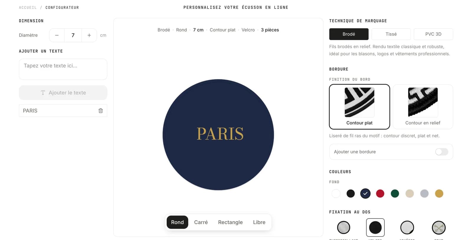 Configurateur d'écusson personnalisé en ligne : choix de la technique brodé, tissé ou PVC 3D, de la taille, de la forme, du fond et de la fixation, avec aperçu de l'écusson en direct.