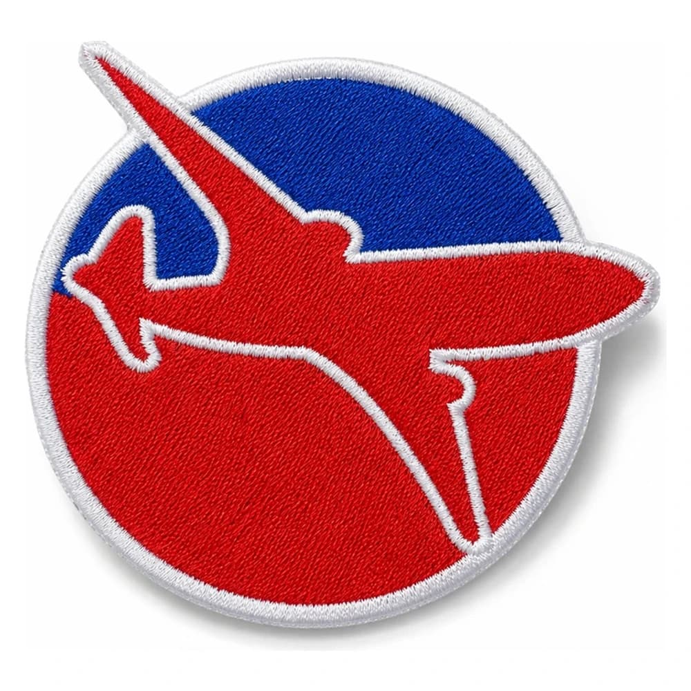 Écusson brodé rond, silhouette d'avion rouge sur fond bleu