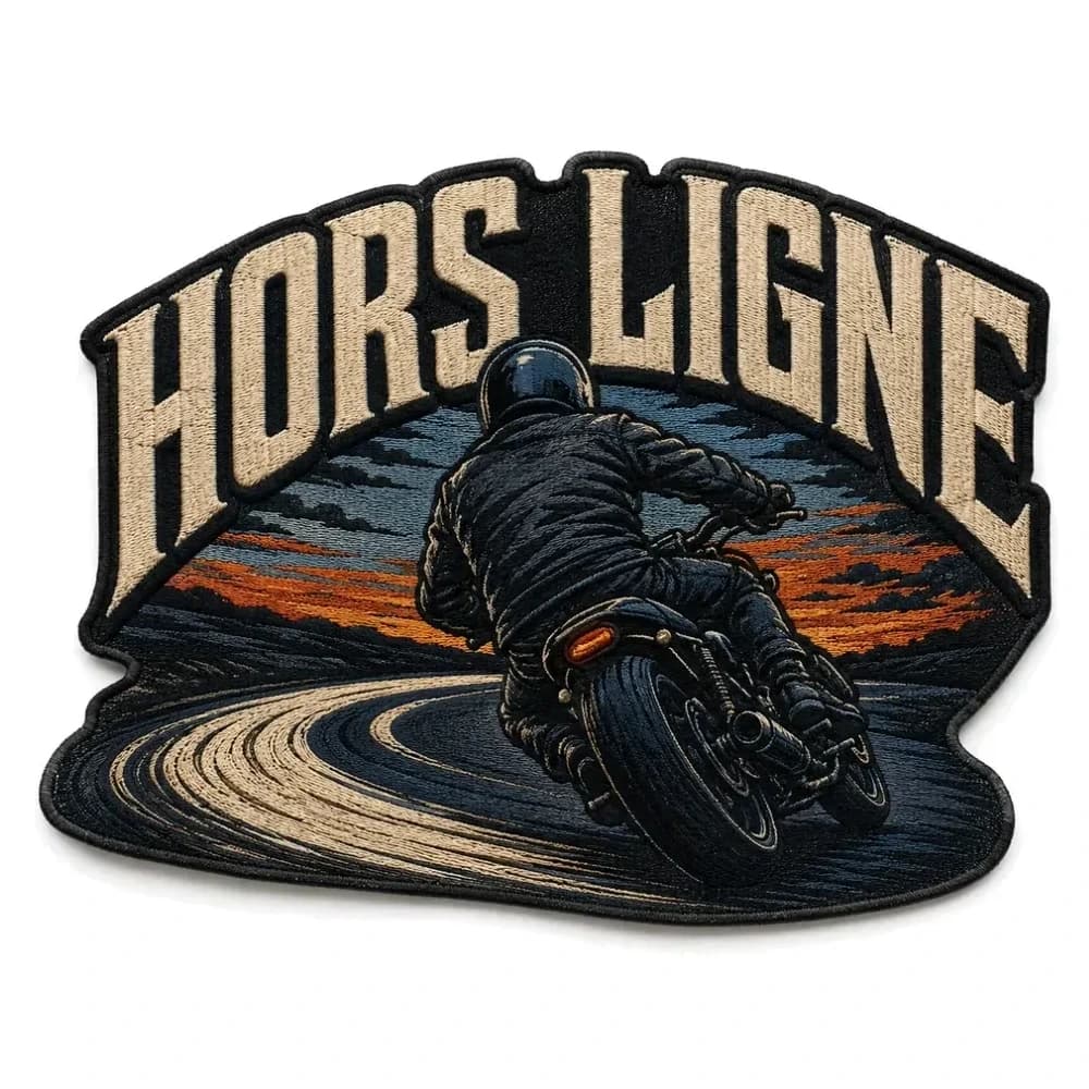 Écusson brodé découpé à la forme, patch de dos de motard, mention HORS LIGNE en arc au-dessus d'un pilote sur une route au couchant
