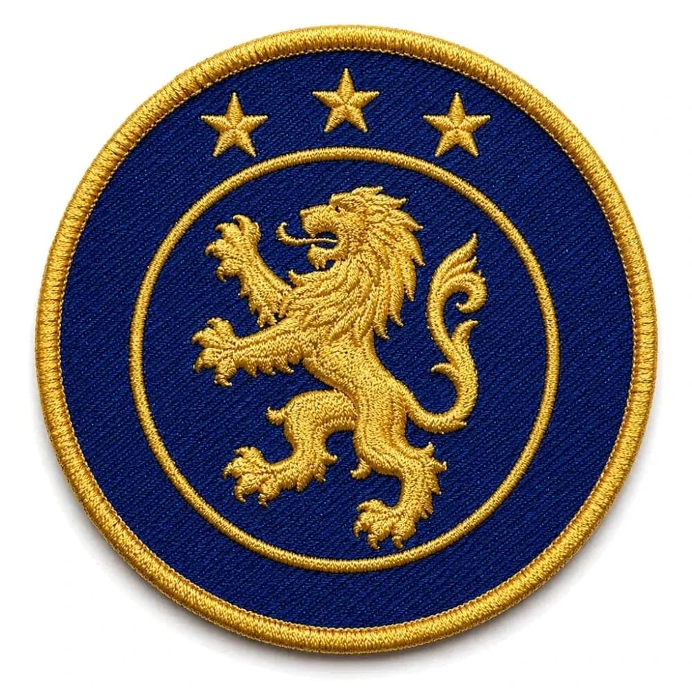 Écusson brodé rond de club de football, lion rampant et trois étoiles en fil or sur fond bleu