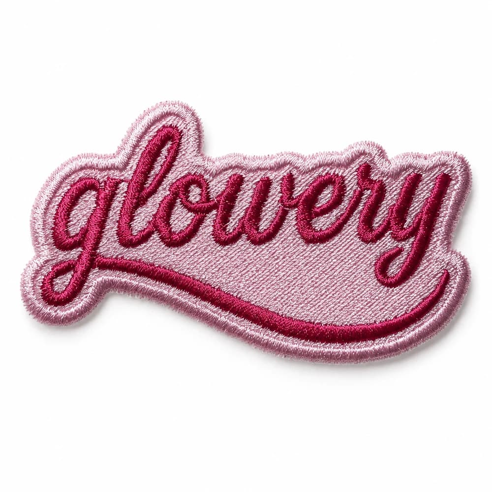 Patch brodé du label Glowery, lettrage cursif découpé à la forme