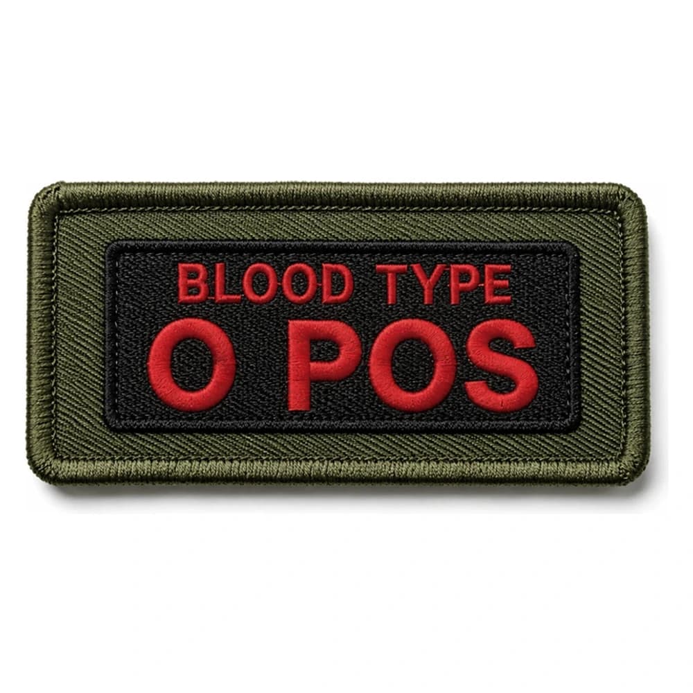 Écusson brodé rectangulaire de groupe sanguin, mention BLOOD TYPE O POS en fil rouge sur cartouche noir et toile olive