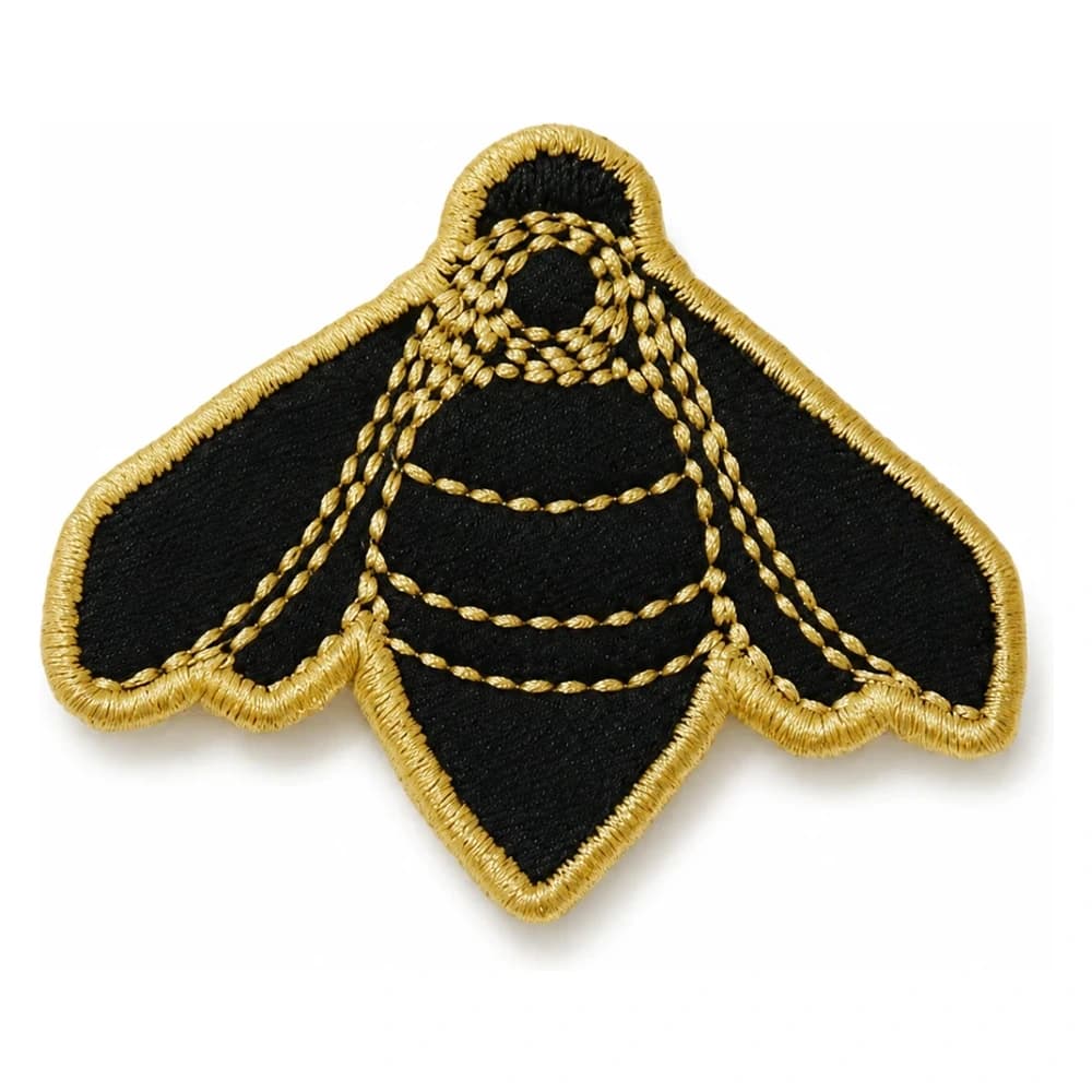 Écusson brodé papillon noir et or, découpe à la forme