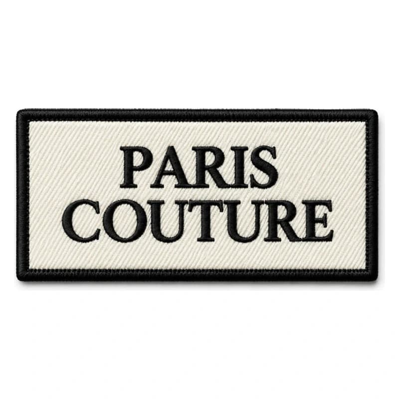 Écusson brodé rectangulaire de marque de mode, lettrage Paris Couture en fil noir sur twill crème, bourdon noir
