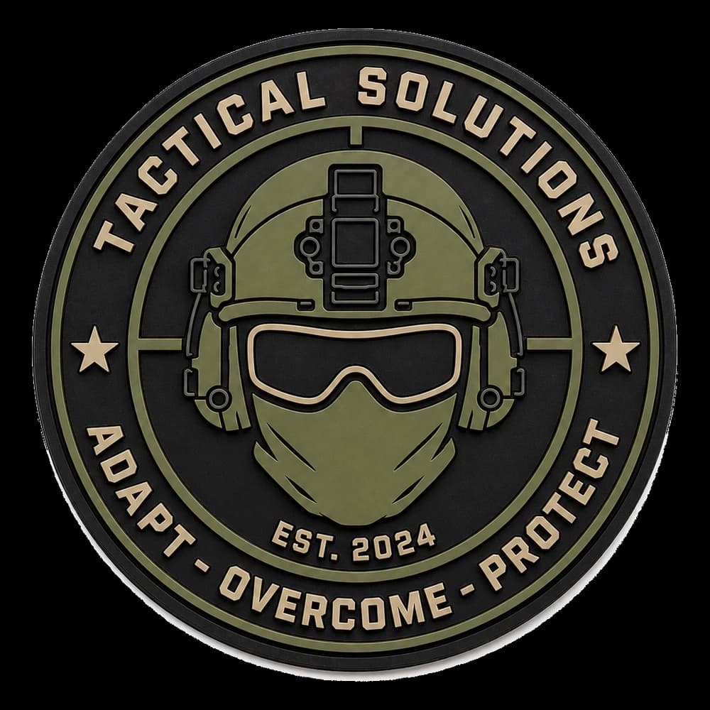 Écusson PVC 3D tactique rond, opérateur casqué en relief, mentions Tactical Solutions et Adapt Overcome Protect sur fond olive