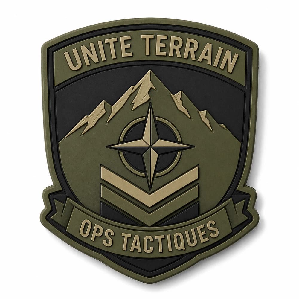 Écusson PVC 3D en écu d'unité de terrain, rose des vents sur sommets, mentions Unité Terrain et Ops Tactiques, ton sur ton olive