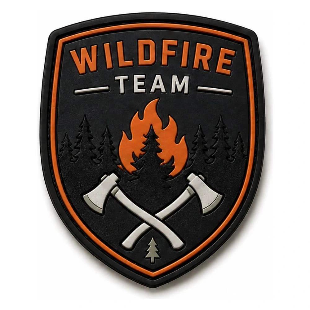 Écusson PVC 3D en écu d'équipe feux de forêt, flamme et haches croisées, mention Wildfire Team sur fond noir et orange