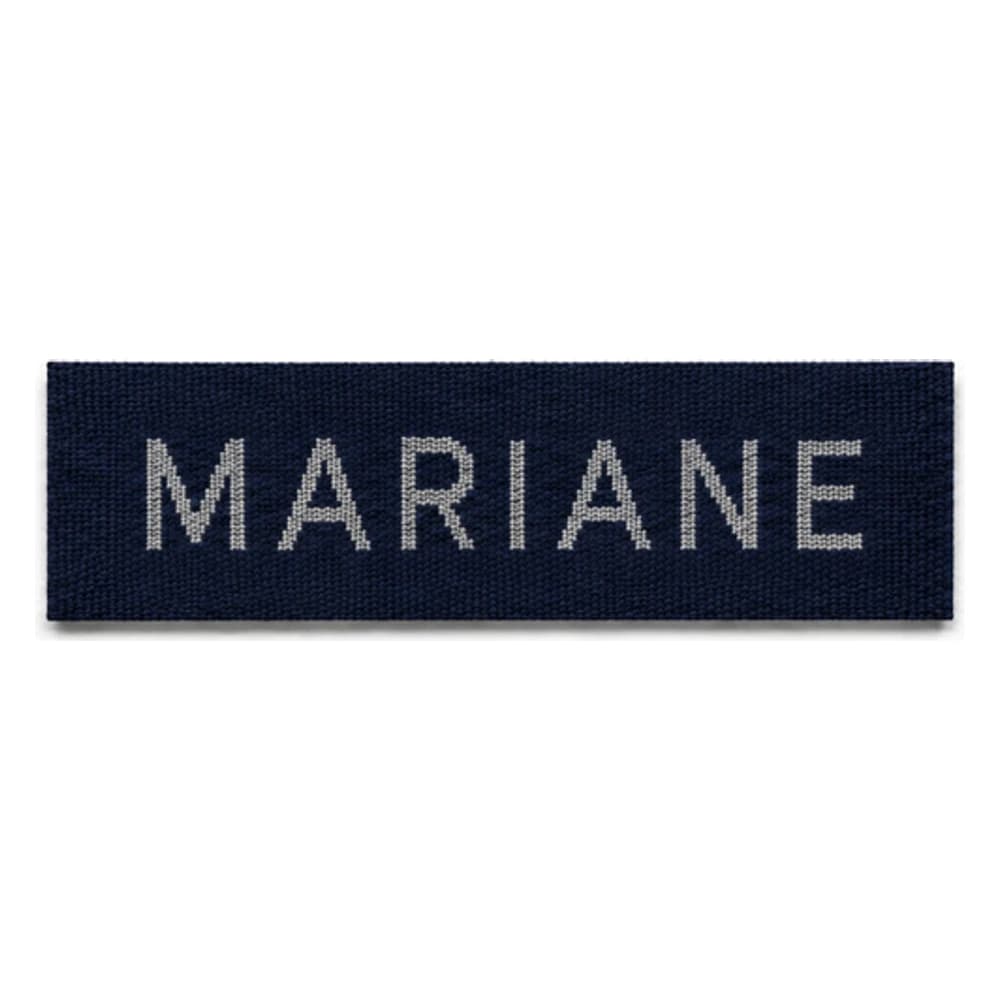 Bande nominative tissée rectangulaire, prénom en lettres claires sur trame marine, pour uniforme scolaire ou tenue de travail