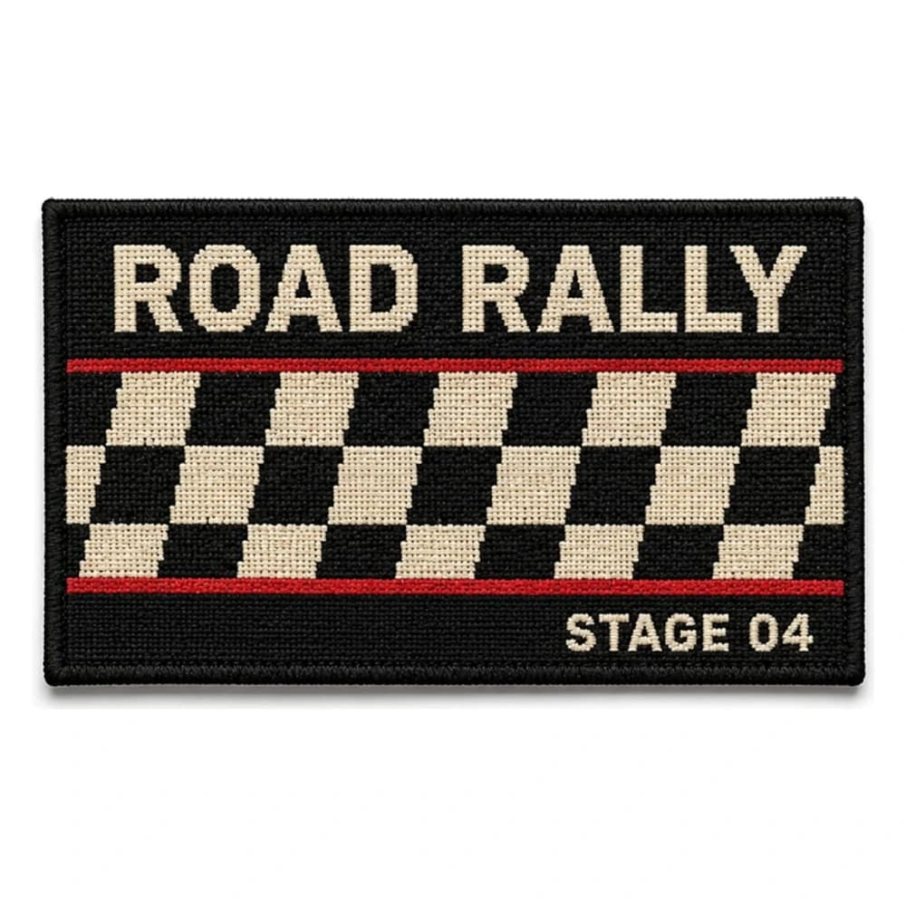 Écusson tissé rectangulaire de rallye routier, damier et mention STAGE 04 en trame écrue sur fond noir