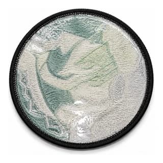Envers d'un écusson brodé rond couvert d'un film thermocollant brillant, prêt à passer au fer