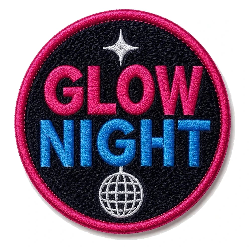 Écusson brodé rond Glow Night, lettrage néon rose et bleu et boule à facettes sur fond noir