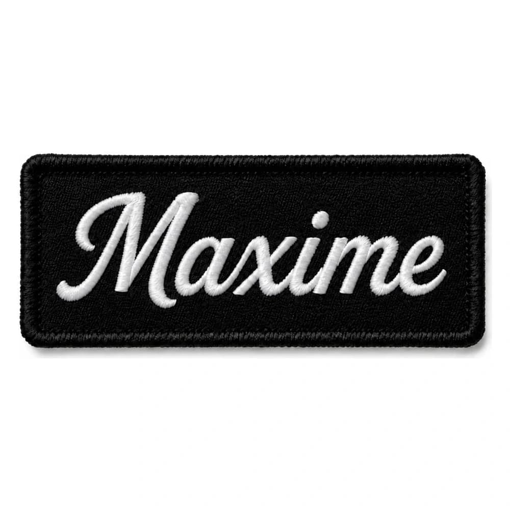 Écusson brodé prénom en cursive blanche sur fond noir, bande nominative