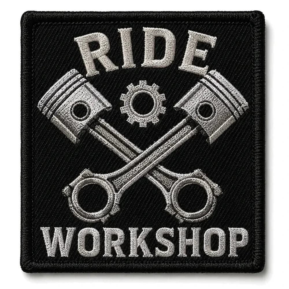 Écusson brodé carré d'atelier moto, pistons croisés et mention Ride Workshop en fil blanc sur fond noir