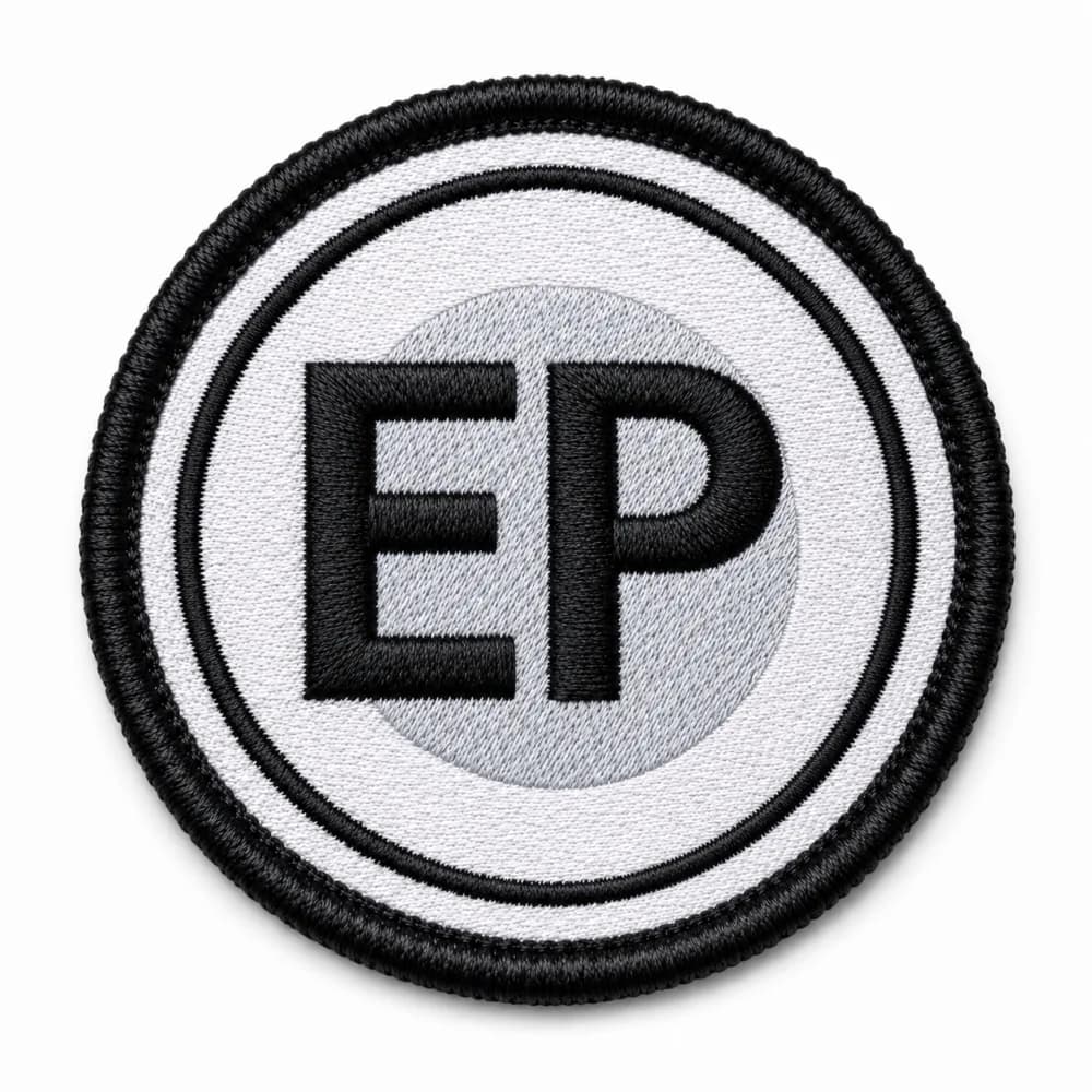 Écusson brodé rond Écussons Paris : monogramme EP en fil noir au point satin sur fond blanc, double filet et bourdon noir au bord