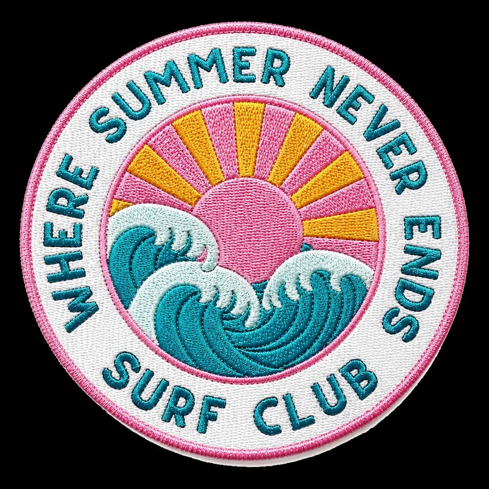 Le même logo de club de surf en écusson brodé, relief du fil et bourdon rose