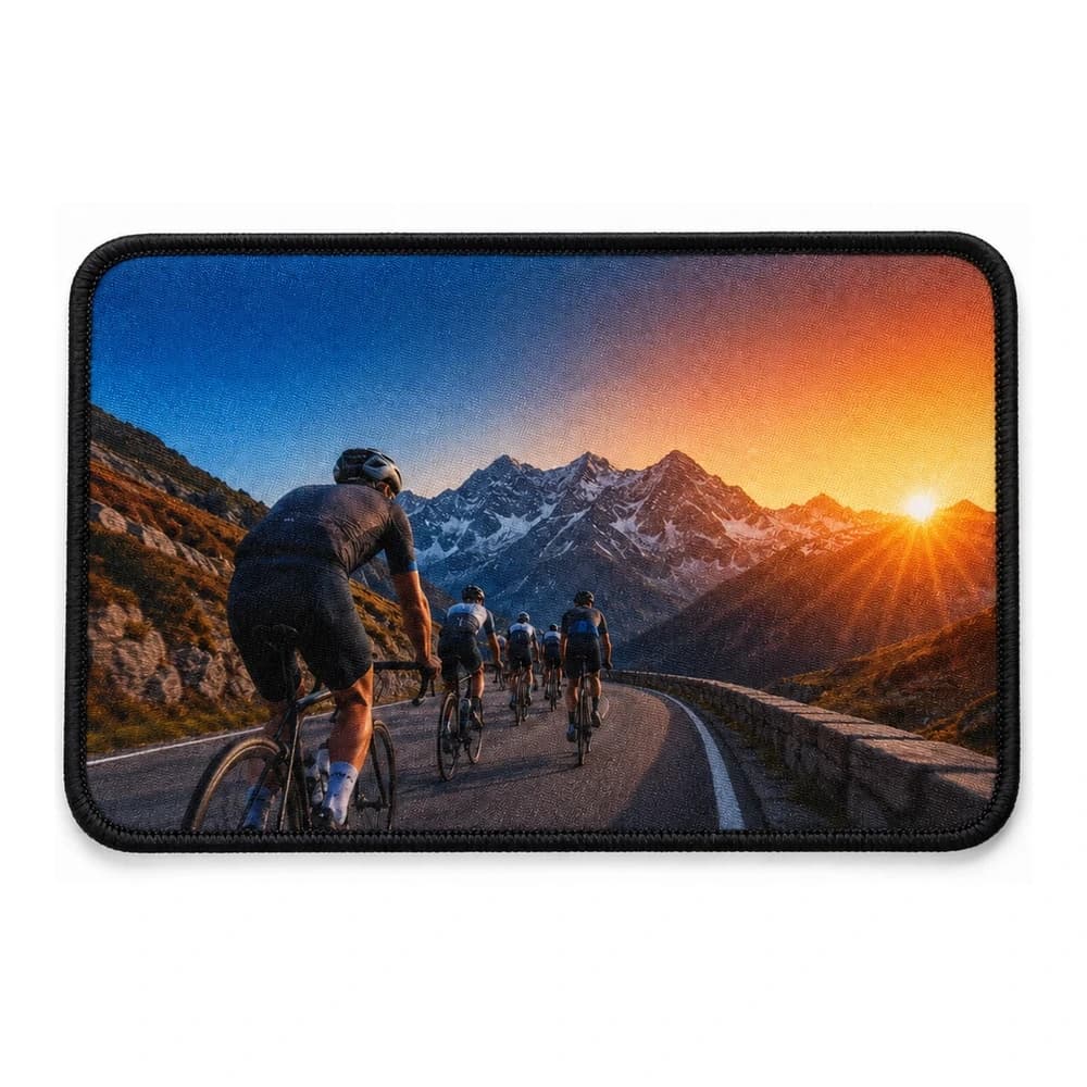 Écusson imprimé rectangulaire, peloton de cyclistes dans un col au lever du soleil