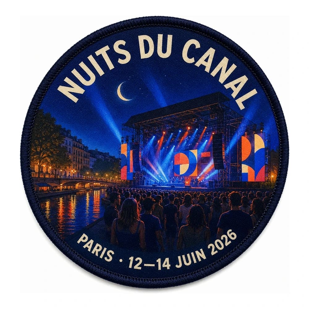 Écusson imprimé rond de festival parisien, scène de concert de nuit au bord du canal