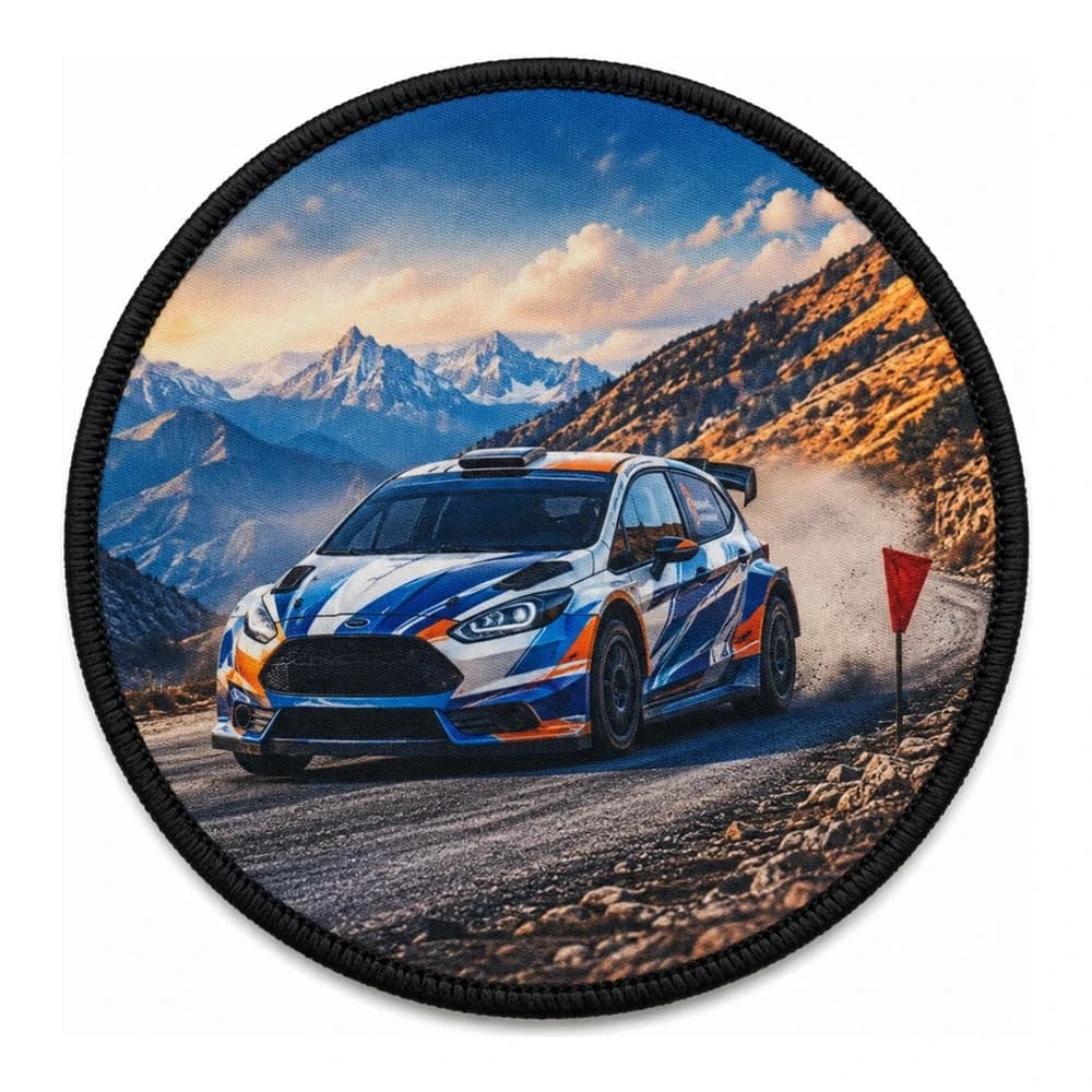 Écusson imprimé rond, photographie d'une voiture de rallye sur piste de montagne
