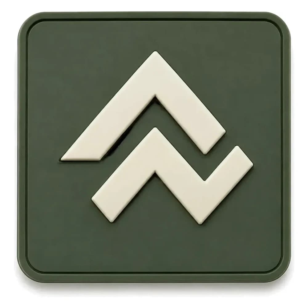 Écusson PVC 3D carré de logo de marque outdoor, deux chevrons imbriqués en relief crème sur fond vert forêt